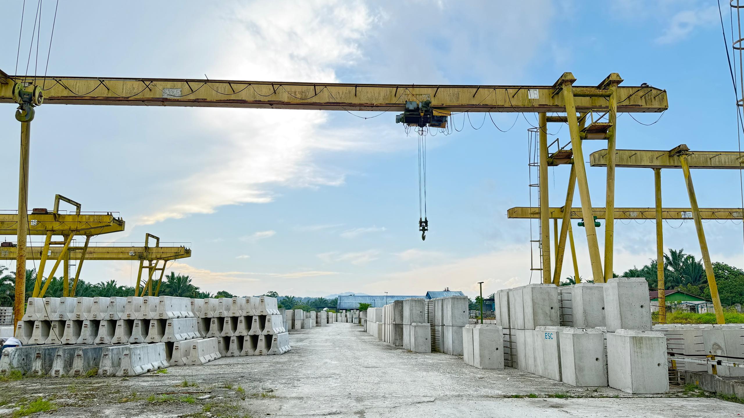Gantry cranes moving units around the yard